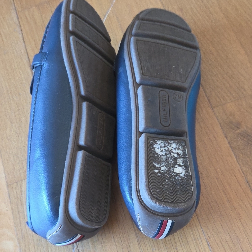 Tommy Hilfiger Navy Blue Leather Loafers with Gold Hardware - Picture 4 of 7